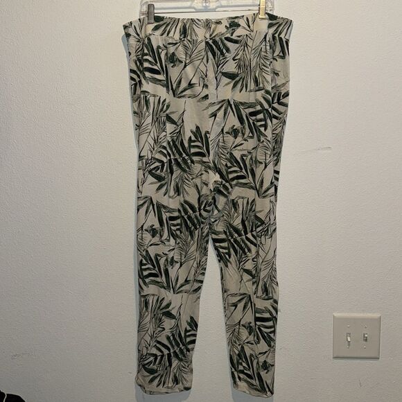 ASOS Curve Peg Tapered Leg Pants in Tropical Palm Print - Picture 4 of 8